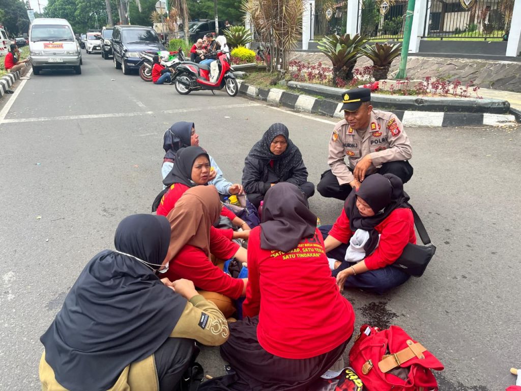 Kapolres Garut Pimpin Langsung Pengamanan Aksi Unjuk Rasa SBMG KASBI PT. Danbi Internasional-4.jpeg